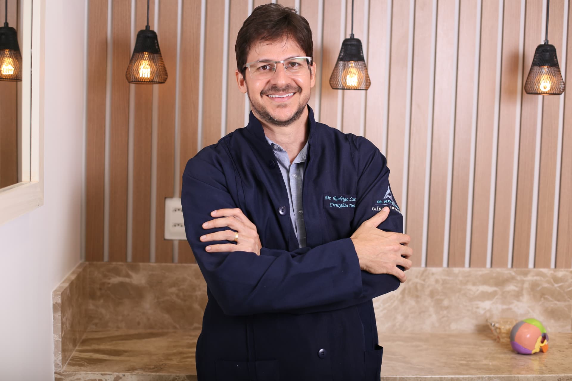 Dr. Rodrigo Lopes Nery, cirurgião-dentista, na clínica em Jaguaquara – BA