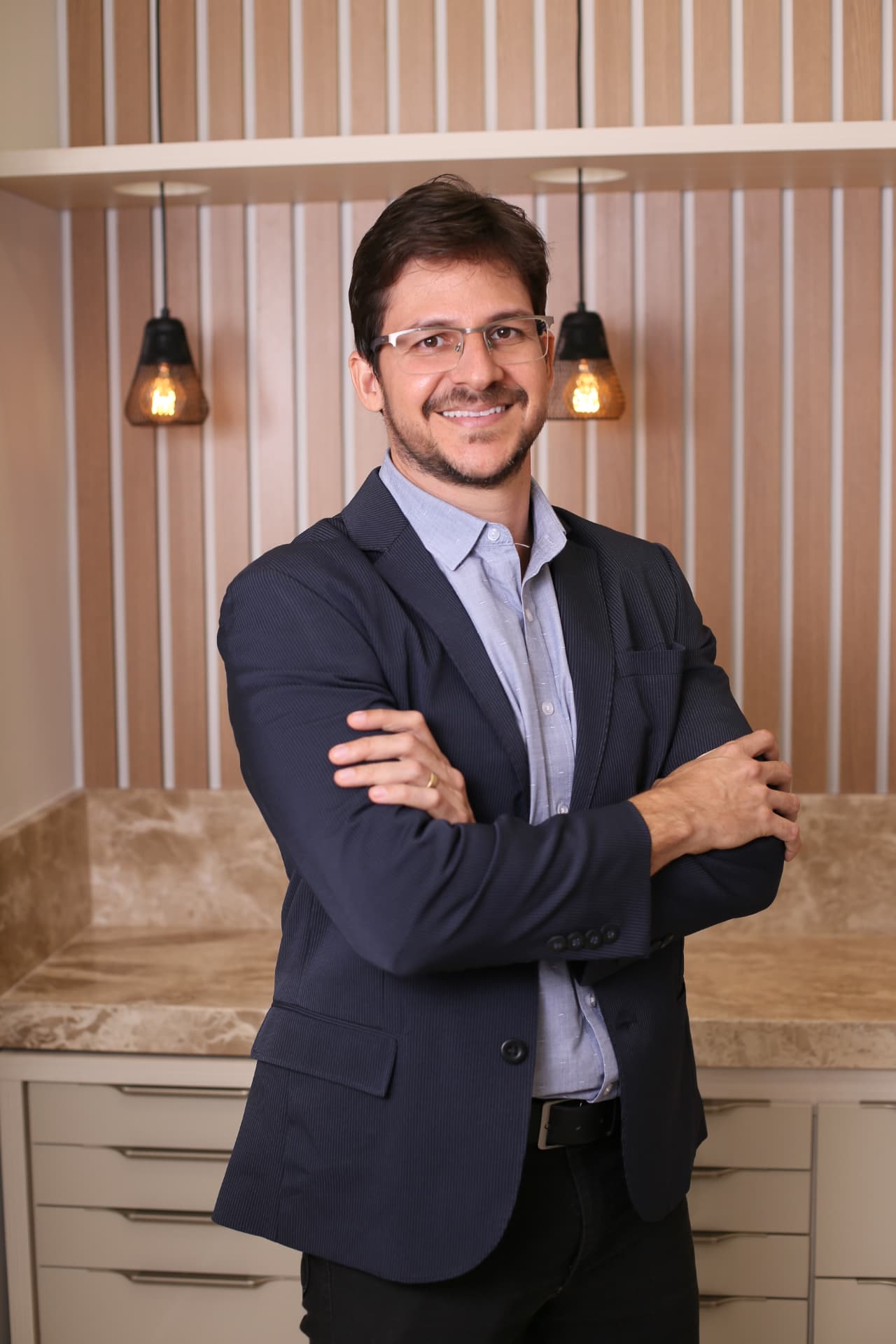 Dr. Rodrigo Lopes Nery, especialista em prótese dentária, em sua clínica em Jaguaquara