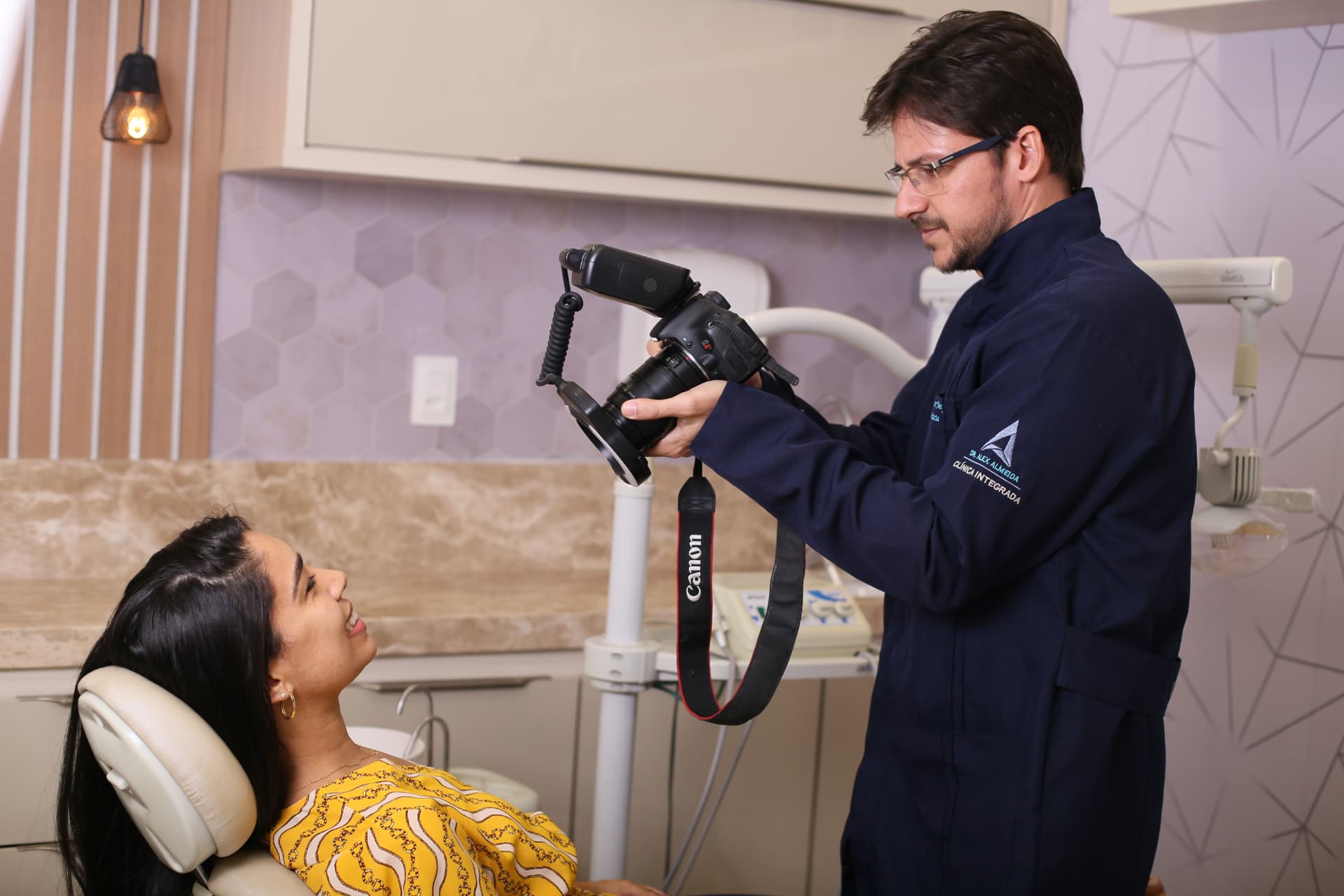 Dr. Rodrigo Nery realizando documentação fotográfica de uma paciente no consultório